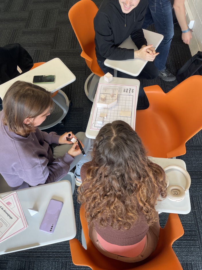 Participantes manipulant le plan pendant l’atelier