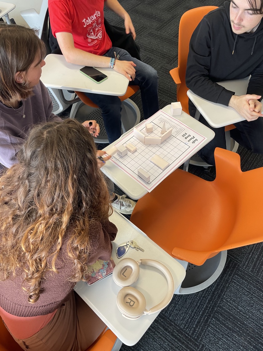 Plan et objets imprimés posés sur une table